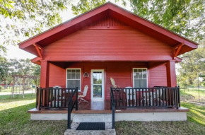 August Schmidt Fredericksburg Cottage with Hot Tub